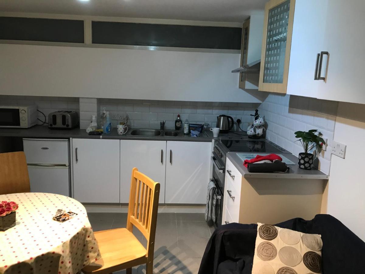 West Kensington 3 Bedroom Apartment London Bagian luar foto