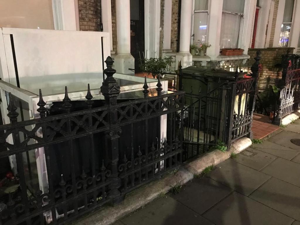 West Kensington 3 Bedroom Apartment London Bagian luar foto